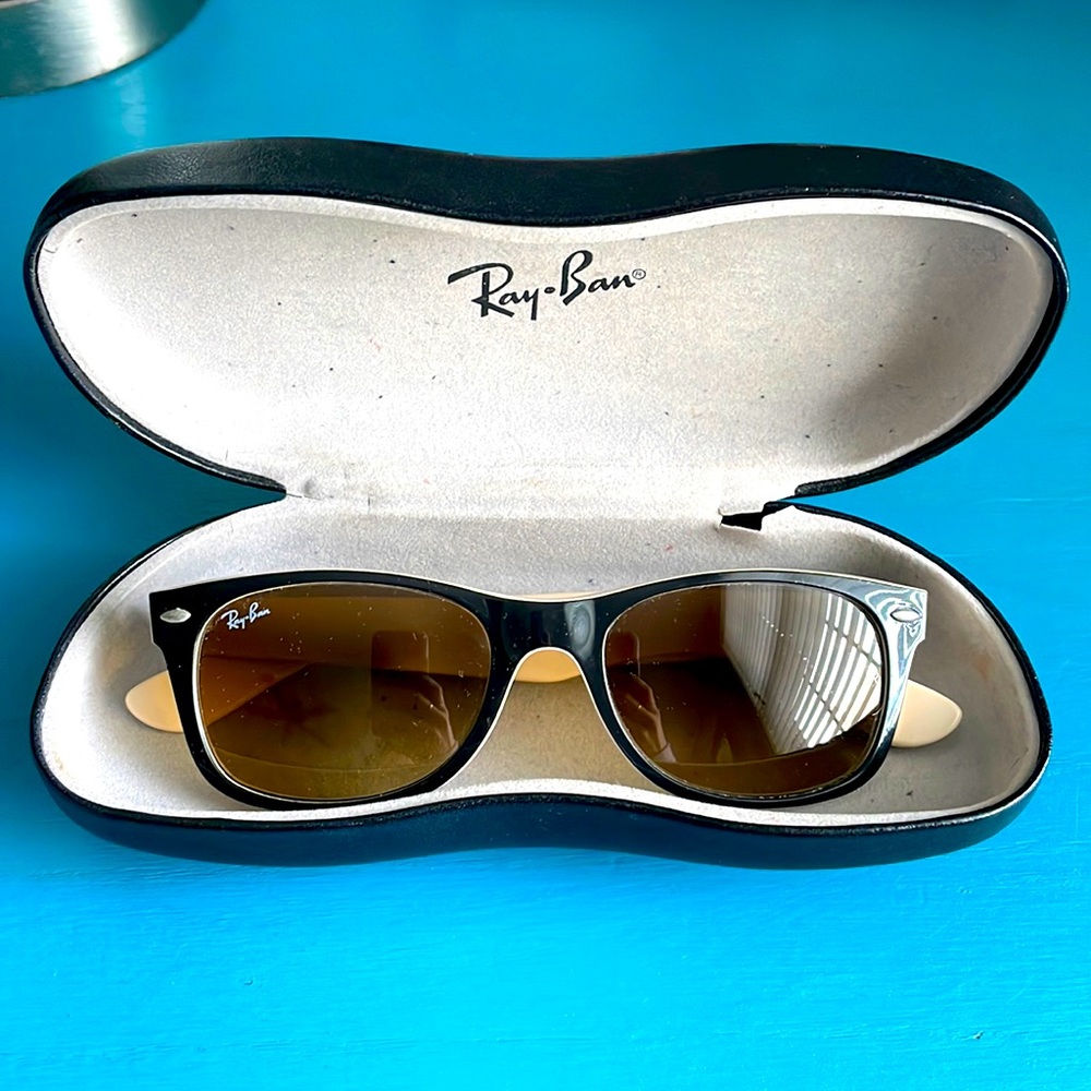 Ray Bans New Wayfarer Sunglasses Black and Cream w Case